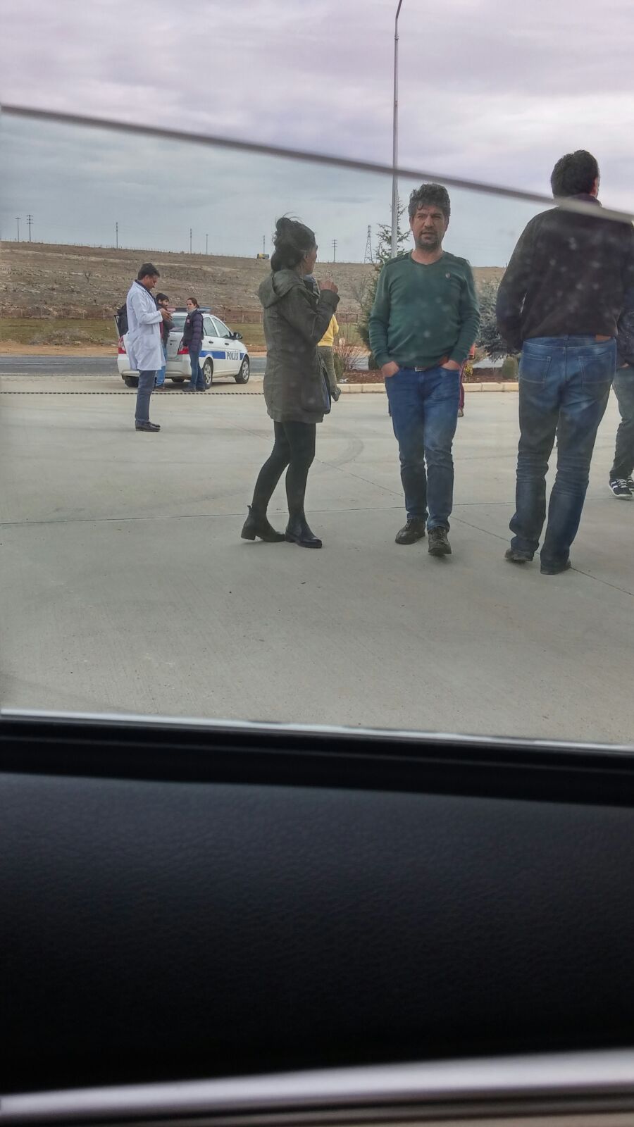 Hekimlerin Midyat çıkışında askerler tarafından geçişine izin verilmediği fotoğraf.