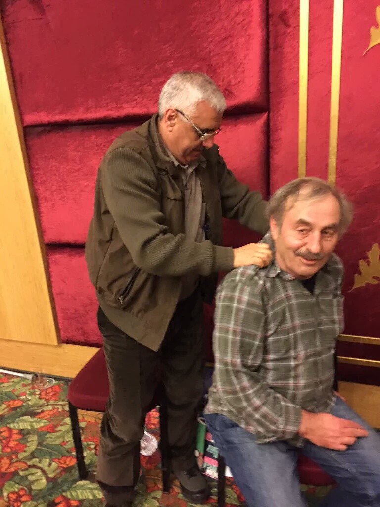 Toplantıda Zaman yazarı Ali Bulaç, Ömer Laçiner'e masaj yaparken görüntülendi