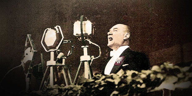 29 Ekim 1923. Cumhuriyet'in kuruluşunun 10. yıldönümünde Ankara Hipodromu. Atatürk, yakasında CHP'nin altı okuyla, 'Ne mutlu Türküm diyene' ifadesiyle son bulan 10. Yıl Nutku'nu okuyor