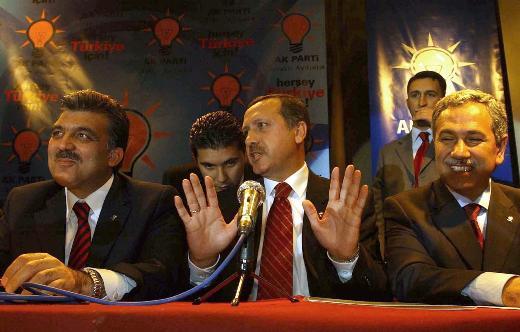 Erbakan liderliğindeki Milli Görüş'ün örgütü Fazilet Partisi'nden 'tek adam' vesayetine karşı çıkarak kopan 'yenilikçiler' Bülent Arınç, Tayyip Erdoğan ve Abdullah Gül'ün (sağdan sola) öncülüğünde 14 Ağustos 2001'de AKP'yi kurdu. 'Tek adam' tartışması bugün AKP'de Erdoğan'ı Arınç ve Gül ile karşı karşıya getirdi