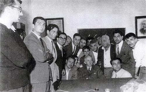 12 Eylül 1980 darbesinde kapatıldıktan sonra 9 Eylül 1992'de tekrar açılan CHP'nin 4. Genel Başkanı seçilen Deniz Baykal (soldan ikinci), Atatürk'ten sonra 2. Genel Başkan olan İsmet İnönü (ortada oturan) ile birlikte...