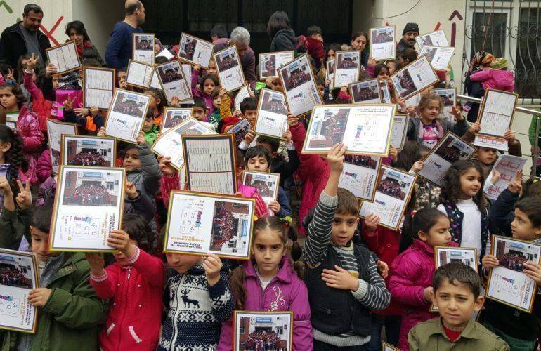 Diyarbakır’da kapısına kilit vurularak kapatılan Dıbıstana Seretayi ya Ali Erel okulunun öğrencileri