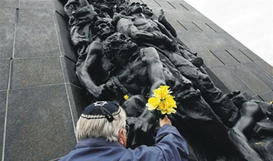 Tariha Varşova Getto Ayaklanması diye geçen direnişçiler adına yapılan anıt