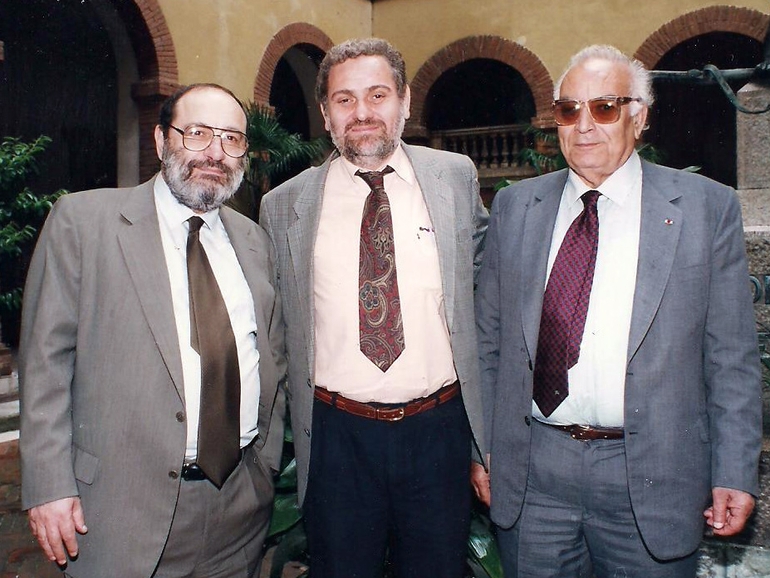 Dünya edebiyatının iki büyük ismi Umberto Eco ile Yaşar Kemal, 1994 yılında Siena Üniversitesi'nde bir araya gelmişti. İki yazarı buluşturan gazeteci Reha Erus (ortada), Eco'nun, Yaşar Kemal'e 'İnce Memed romanıyla Nobel'e layık görülmediysen gerisi hikâye dostum' dediğini yazmıştı