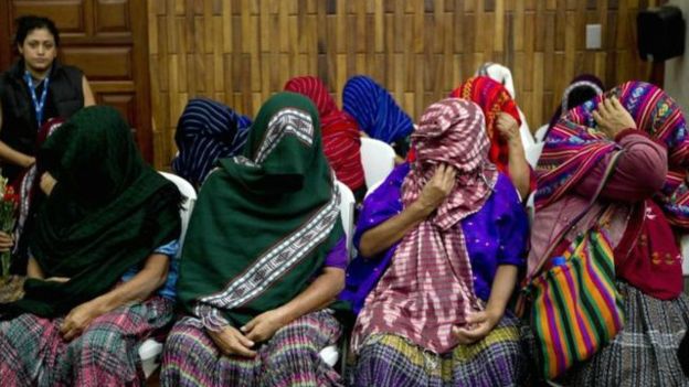 Tecavüz mağduru kadınlar duruşmada yüzlerini kapattı