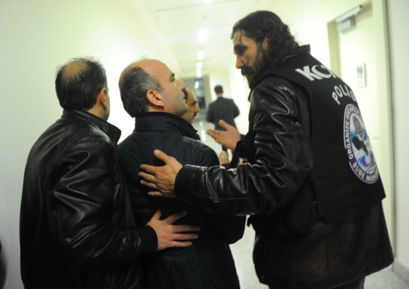 Zaman Genel Yayın Yönetmeni Abdülhamit Bilici gazetedeki odasından polislerce çıkarıldı