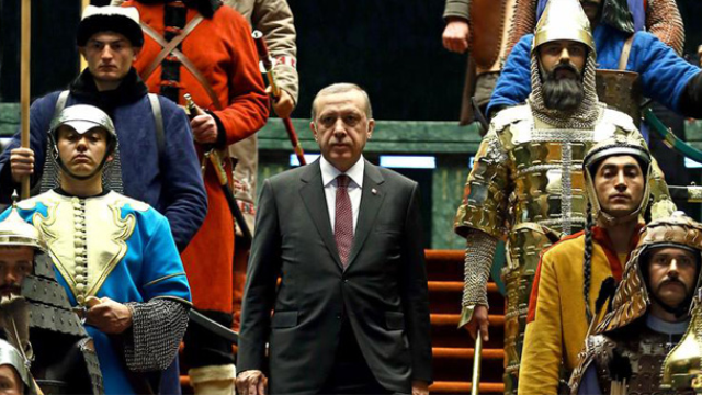 Erdoğan'ın Cumhurbaşkanlığı Sarayı'nda Muhafız Alayı'na mensup 16 askerle birlikte olduğu fotoğraf