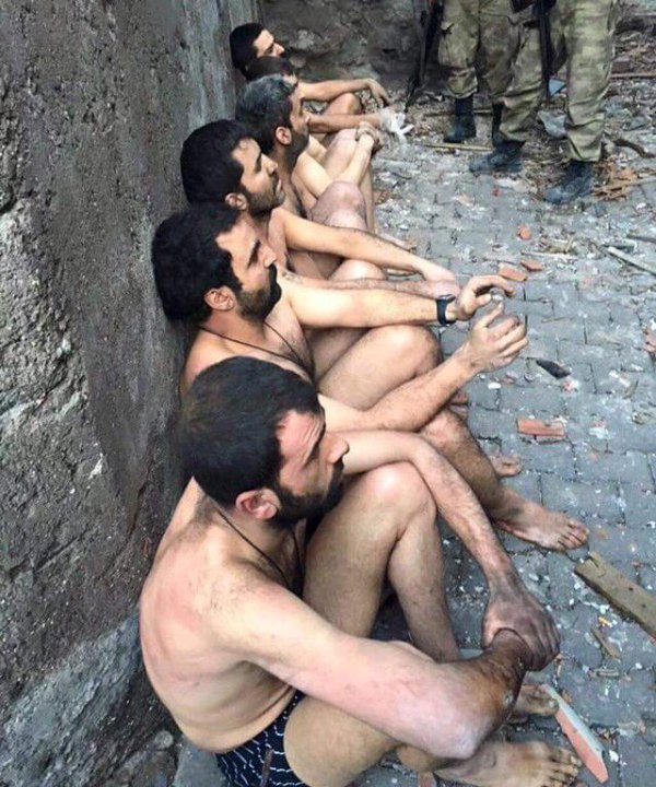 Mart 2016, Diyarbakır. Sur'da bir duvar. Önünde üzerleri soyulmuş erkekler. Karşılarında tam teçhizatlı askerler...