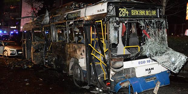 Güvenlikten pek anlamayan güvenlik uzmanları, Türk büyüğü  havasında köşe yazarları, sığ profesörler, din fanatikleri, neredeyse ambulanslar Kızılay’a varmadan ekranları doldurdular.