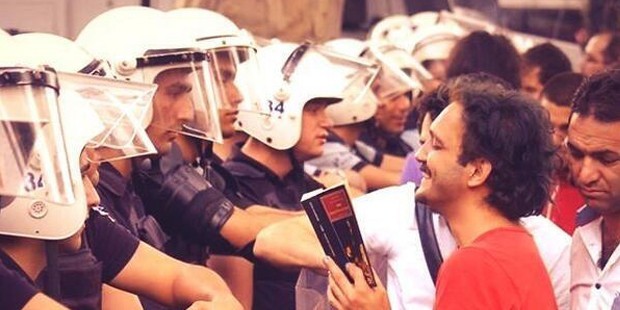 Karabulut, Gezi eylemleri sırasında polise kitap okuduğu fotoğrafla gündeme gelmişti