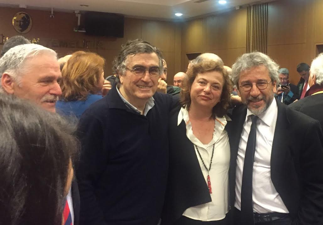 Çağlayan hatırası: Can Dündar, Dilek Dündar, Hasan Cemal ve CHP İstanbul Milletvekili Süleyman Çelebi (sağdan sola)