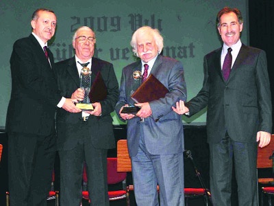 Necdet Yaşar (soldan ikinci), neyzen Niyazi Sayın (soldan üçüncü) ile birlikte Kültür Bakanlığı 2009 Kültür Sanat Büyük Ödülü'nü dönemin Başbakanı Tayyip Erdoğan ve Kültür Bakanı Ertuğrul Günay'dan alırken