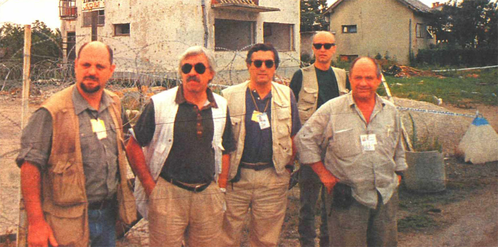 10 Ağustos 1995, kanlı bir iç savaşı yaşayan Bosna-Hersek'teki Sabah gazetesi ekibi. Soldan sağa: Bengüç Özerdem, Cengiz Çandar, Hasan Cemal, Ahmet Utlu ve Ahmet Vardar