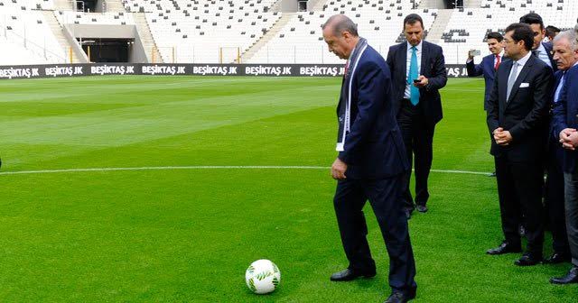  Beşiktaş’ın yeni stadının protokol açılışında Cumhurbaşkanı Erdoğan, sahaya inerek boş tribünlerin önünde ilk vuruşu yaptı