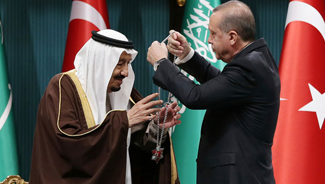 Cumhurbaşkanı Erdoğan’ın Türkiye ziyareti nedeniyle havalimanında karşıladığı ilk lider Suudi Arabistan Kralı Selman bin Abdulaziz Al Saud oldu. Karşılamanın ardından Cumhurbaşkanlığı Külliyesi’nde düzenlenen törende Erdoğan, ‘iki ülke ilişkilerinin güçlenmesine yönelik gösterilen çabaların bir sembolü olduğunu’ söyleyerek Kral’a Türkiye’nin en yüksek nişanı olan Devlet Nişanı’nı verdi