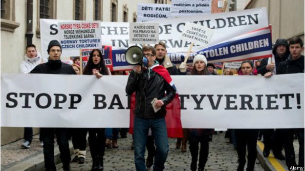 Noverç'teki çocuk koruma kurumunun kararları dünya çapında protestolara neden oldu.