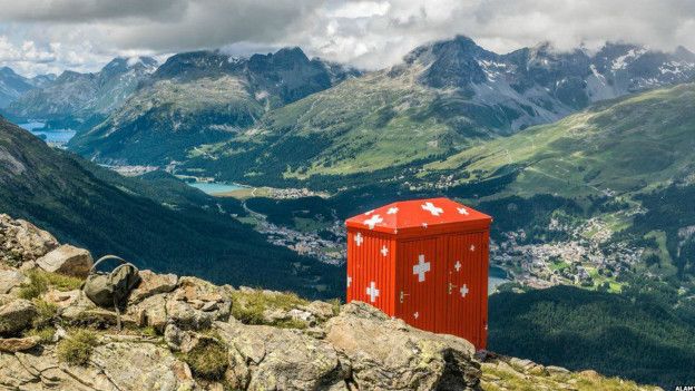 İsviçre Alpleri'ndeki bu tuvaletler 2700 metre yükseklikte dağ manzarasına sahip.