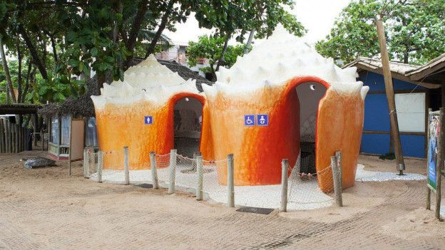 Brezilya'nın Bahia eyaletindeki bu tuvaletler, deri sırtlı deniz kamplumbağalarının barınağında bulunuyor.