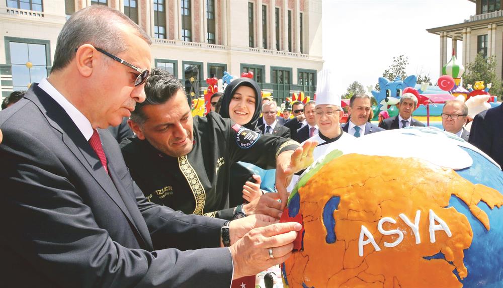 23 Nisan’da Beştepe'de çocuklarla bir araya gelen Erdoğan, dünya şeklindeki pastaya Türkiye dilimini yerleştirdi. Erdoğan, çocuklara Çanakkale ve Kut ül-Amare’yi hatırlattı, ‘Bunların bizler için pusula gibidir’ dedi