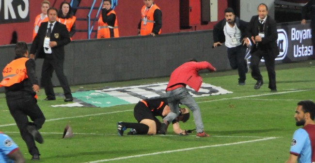 Fenerbahçe, Trabzonspor karşısında 4-0 öndeyken sahaya girerek hakemi darp eden 17 yaşındaki O.M. tutusuz yargılanmak üzere serbest bırakıldı