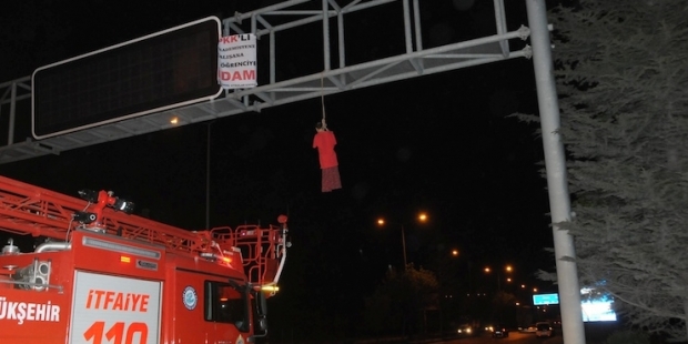 Eskişehir’de tutuklu akademisyenlerin tahliyesinden 1 gün sonra bir maket asıldı. Maketin yanındaki pankartta şu ifadeler yer aldı: PKK’lı akademisyene, çalışana, öğrenciye idam - Genç Atsızlar ESOGÜ