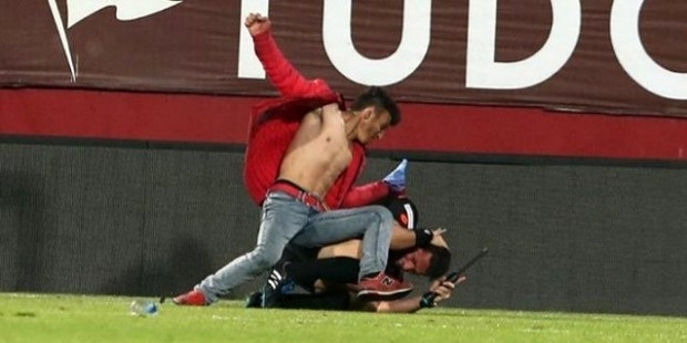 Trabzonspor-Fenerbahçe maçında bir taraftar saha girdi ve hakem Volkan Bayarslan’a saldırdı. 