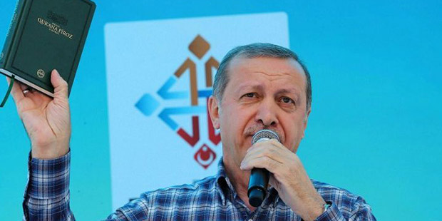 Cumhurbaşkanı Erdoğan'ın, 7 Haziran seçimleri öncesinde düzenlediği mitinglere elinde Kuran'la çıkması tartışmalara neden olmuştu...