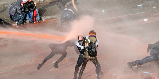 Şubat 2014: Ankara'da uzun tutukluluklara karşı Meclis'e yürümek isteyen gruba polisin yaptığı müdahalede gazeteciler de hedef alındı