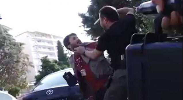 Silvan'da Özel Harekât polisi, Nisan 2015'te, Özgür Gün TV muhabiri Murat Demir'i kafasına silah dayayarak gözaltına aldı
