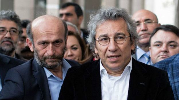 Can Dündar ve Erdem Gül Kasım ayında ifade vermek için gittikleri mahkeme tarafından tutuklandı ve üç ay tutuklu kaldı.