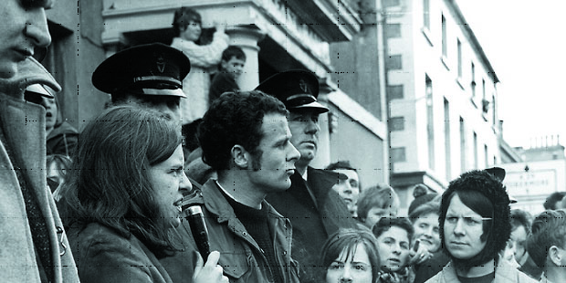 1969 seçim kampanyasında aday Bernadette Devlin; destekleyen Eamon McCann. 