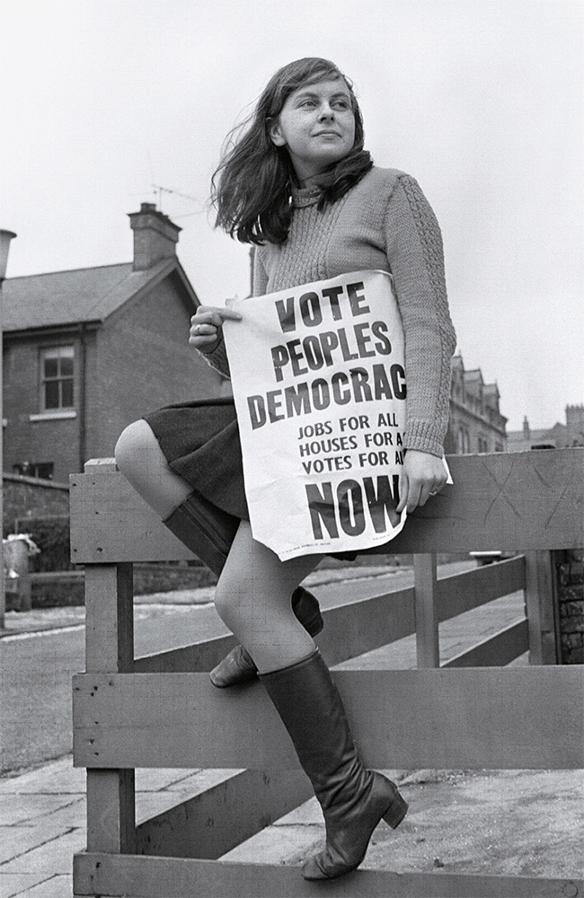 “Halkların Demokrasisi” partisinin genç adayı Bernadette Devlin.