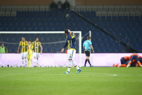 Fatih Terim Stadı'nda Başakşehir'e 2-1 yenilen Fenerbahçe 70 puanda kaldı. Bitime iki hafta kala gelen mağlubiyet, Beşiktaş'ın 6 puan gerisindeki sarı lacivertlilerin şampiyonluk şansını mucizelere bıraktı