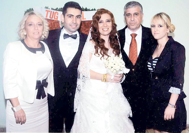 Tuğamiral Cem Aziz Çakmak'ın kızının Haziran 2013'te Hasdal Cezaevi'ndeki düğününden bir kare