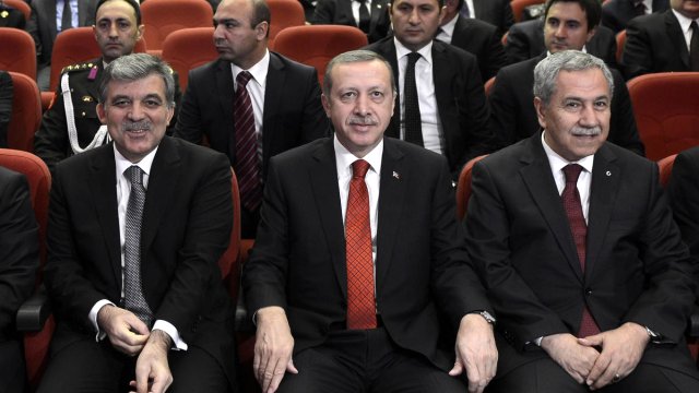 14 Ağustos 2001'de AKP'yi kuran üçlüden Bülent Arınç ile Abdullah Gül'ün Tayyip Erdoğan'la yolları ayrıldı...