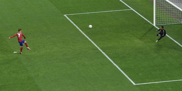 Griezmann, kullandığı penaltıyı direğe nişanladı