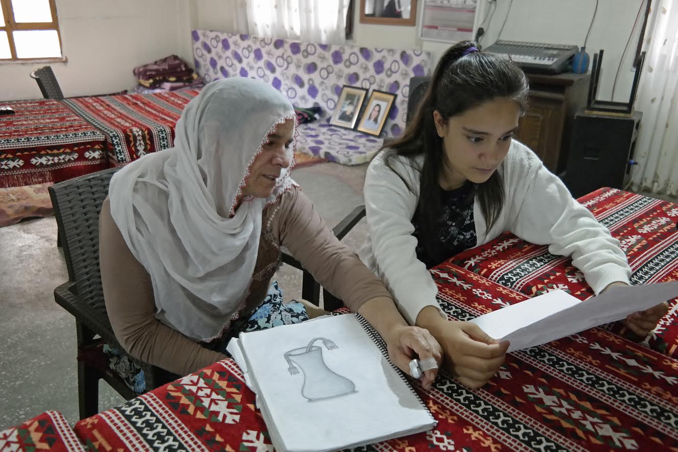Rozerin’in 15 yaşındaki kızkardeşi Gülşah, ''dik duracağım, yıkılmayacağım'' derken, bir taraftan da acısını azaltmak için annesini çizimleriyle oyalıyor.