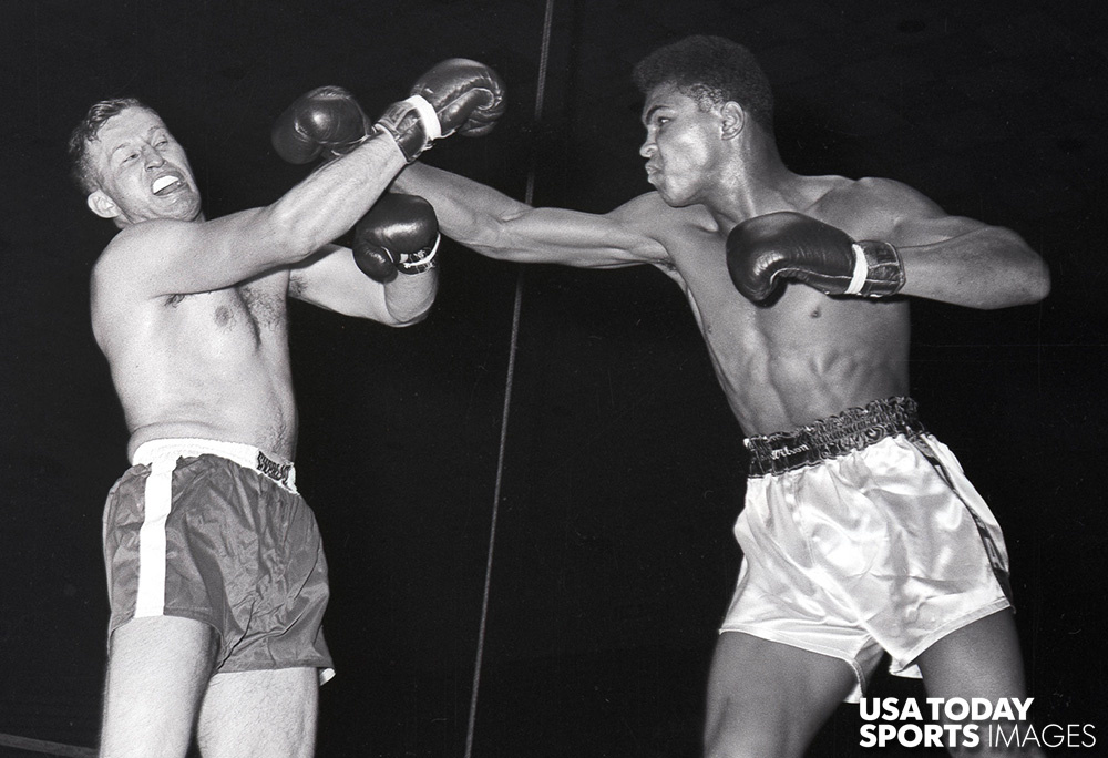 Muhammed Ali'nin 1960'taki Tunney Hunsaker karşı mücadele ettiği ve 6 roundun sonunda kazandığı maçtan bir fotoğraf