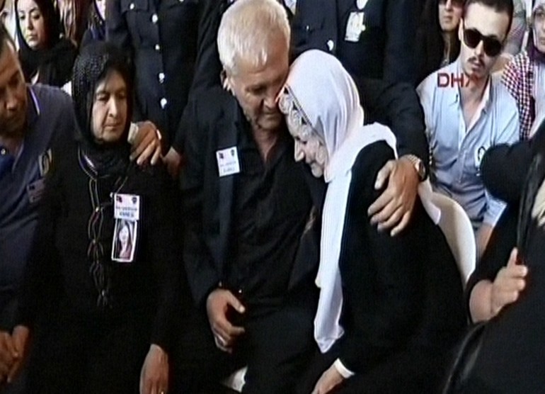 Meral Akşener şehidin babasıyla birlikte 
