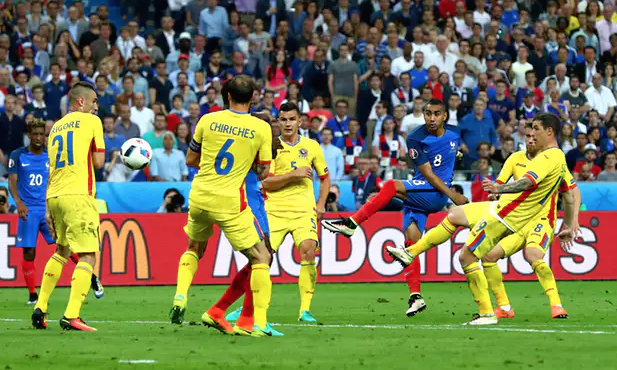 EURO 2016’nın açılış maçı. Payet, 89. dakikada muhteşem bir voleyle topu tam doksandan Romanya ağlarına takarak Fransa’yı bir anda uçurdu. Payet, sevinç göz yaşlarıyla sahadan ayrılırken benim de gözlerim doldu 