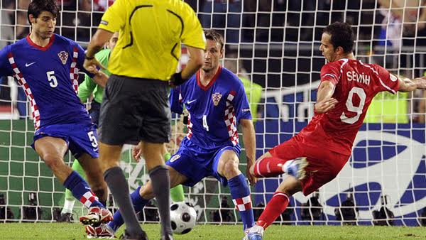 Yıl 2008. Yarı finalde karşımızda Hırvatlar. Maç 0-0’dı, uzatmaya gitmişti. Dakika 119’da golü yedik, yıkıldık. Bu iş bitti derken, Semih yine ‘Semihliği’ni yaptı ve 120+1’de attığı golle bizi ipten aldı