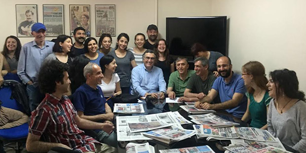 24 yıl sonra yayın yönetmeliği koltuğuna ilk kez dün Özgür Gündem’de oturdum. Neden mi? Ocak başından bu yana Özgür Gündem’e Ağır Ceza’da 140 dava, Asliye Ceza’da 63 dava açıldı, Dicle Haber Ajansı’ndan 12 muhabir son 5 aydır hapiste, 15 de hükümlü Kürt gazeteci cezaevinde… Ve ben, Kürt gazeteciler özgür değilse Türk gazetecilerin de özgür olmayacağına inanıyorum
