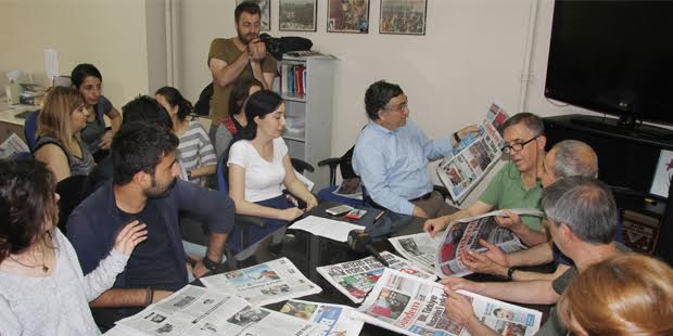 Hasan Cemal, Özgür Gündem çalışanları ile yazı işleri toplantısında.