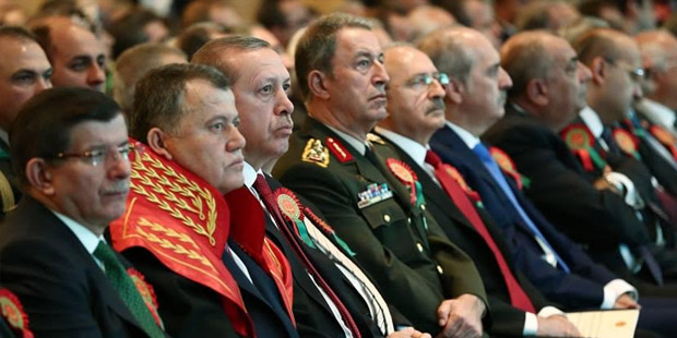 Cumhurbalkanı Erdoğan, hükümet üyeleri, muhalefet liderleri ve Genelkurmay Başkanı ile birlikte 2015-2016 Adli Yılı açılış töreninde