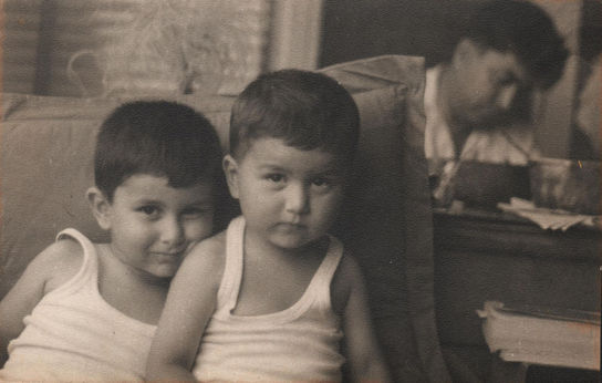 Ali Nesin (ortada) ağabeyi Ateş Nesin ve arkada, babası Aziz Nesin ile.