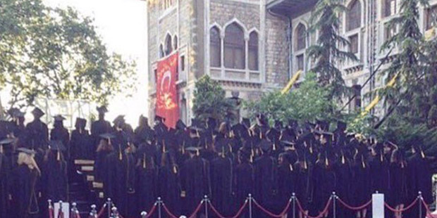 Türkiye'nin köklü okullarından İstanbul Erkek Lisesi'nin 4 Haziran'da yapılan mezuniyet töreninde, öğrenciler, baskıcı uygulamaları müdür konuşurken sırtlarını dönerek protesto ettilkten sonra protestolar yayıldı