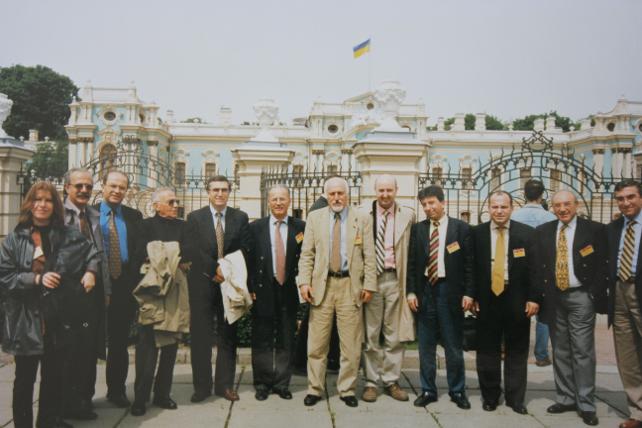 Cüneyt Arcayürek (soldan dördüncü), Hasan Cemal, Yalçın Doğan (sağdan beşinci), Sedat Ergin (sağdan üçüncü), Mehmet Yakup Yılmaz (en sağda)