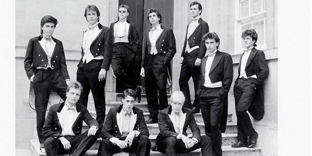 Bullingdon Club (1987, Oxford Üniversitesi):  Üst sıra soldan ikinci: David Cameron, istifa etmiş Muhafazakar Başbakanı.  Alt sıra soldan üçünü sarışın: Boris Johnson, yerine seçilmesi için en güçlü başbakan adayı.
