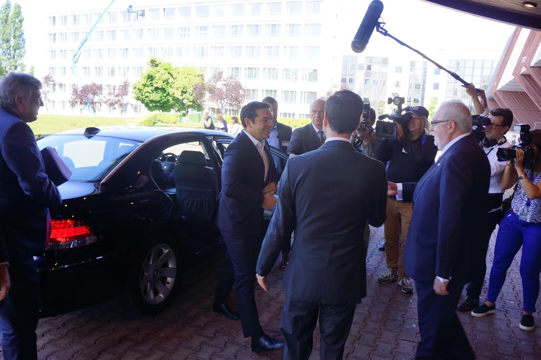 Aleksi Tsipras, Avrupa Konseyi binasına girerken, arabadan çıkar çıkmaz.  Foto Raffi A. Hermonn