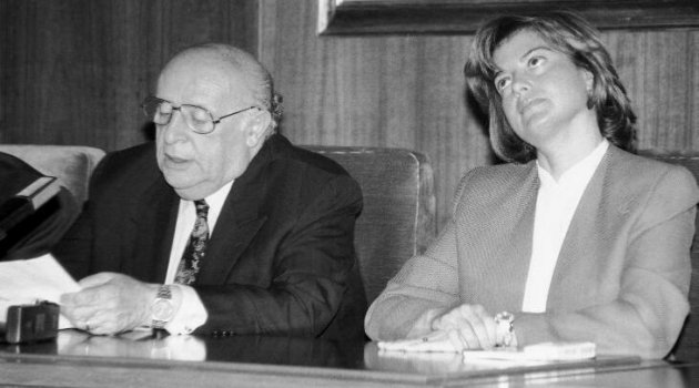 Özal'ın 17 Nisan 1993'te beklenmedik ölümünün ardından Demirel'in Çankaya'ya çıkması üzerine, siyasete girdikten yaklaşık iki yıl sonra, 'Leydi'nin topuk sesleri' yakıştırmaları eşliğinde DYP Genel Başkanlığı ve Başbakanlık koltuğuna oturan Tansu Çiller